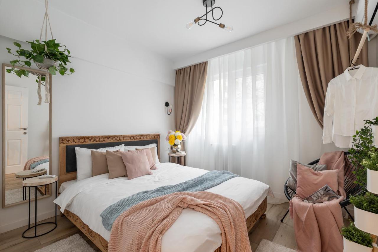 Eclectic 3 Bedroom Calea Victoriei By Urbanesq Букурещ Екстериор снимка